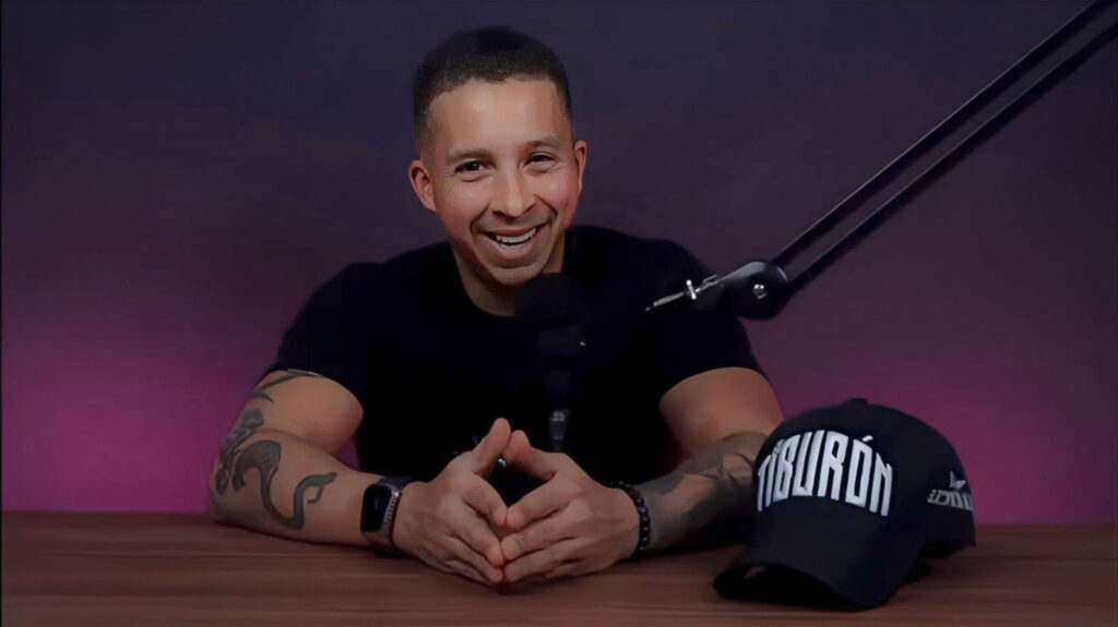 Daniel Iriarte sobre una mesa sentado